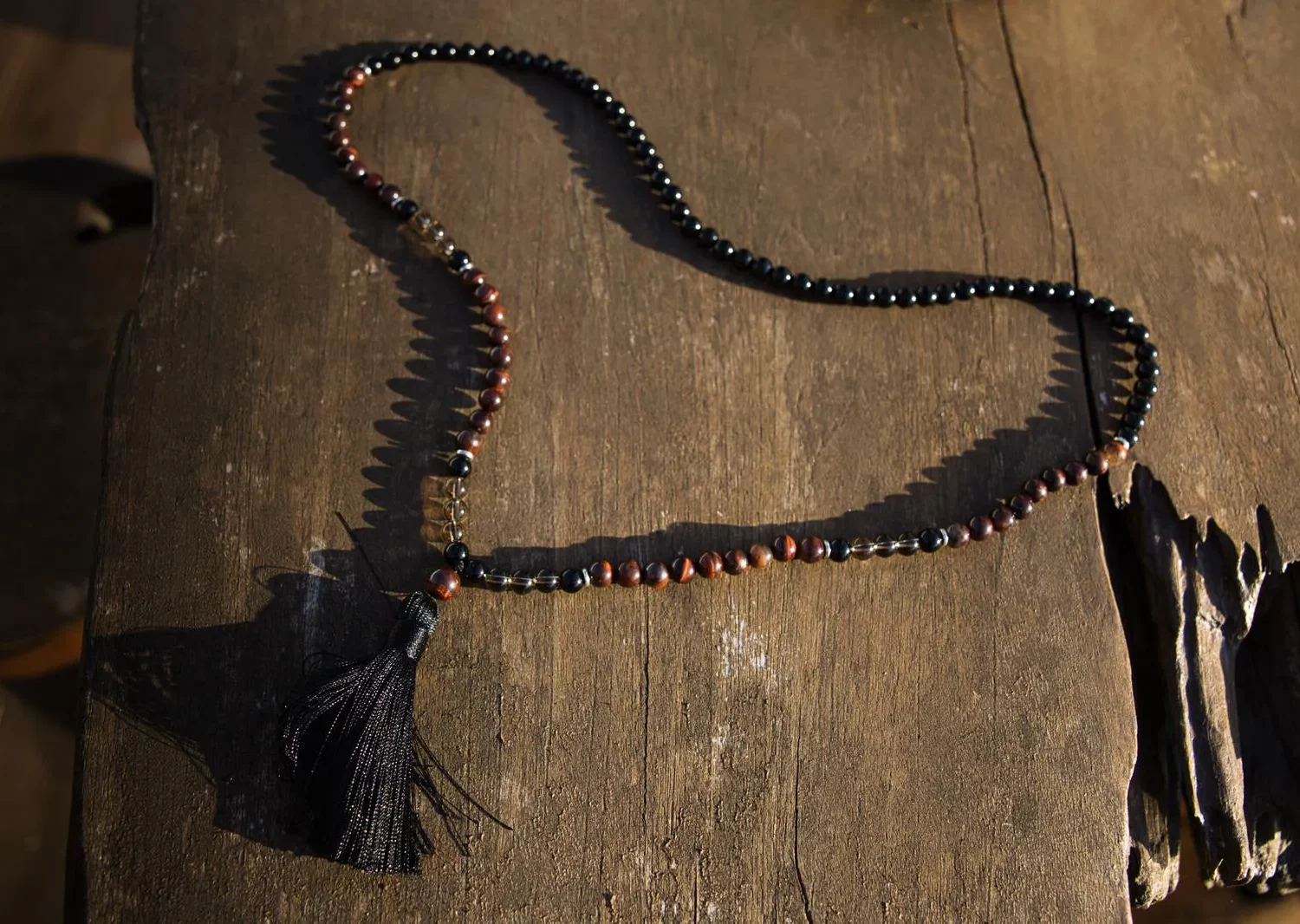 Mala de méditation. œil de tigre rouge & onyx noire