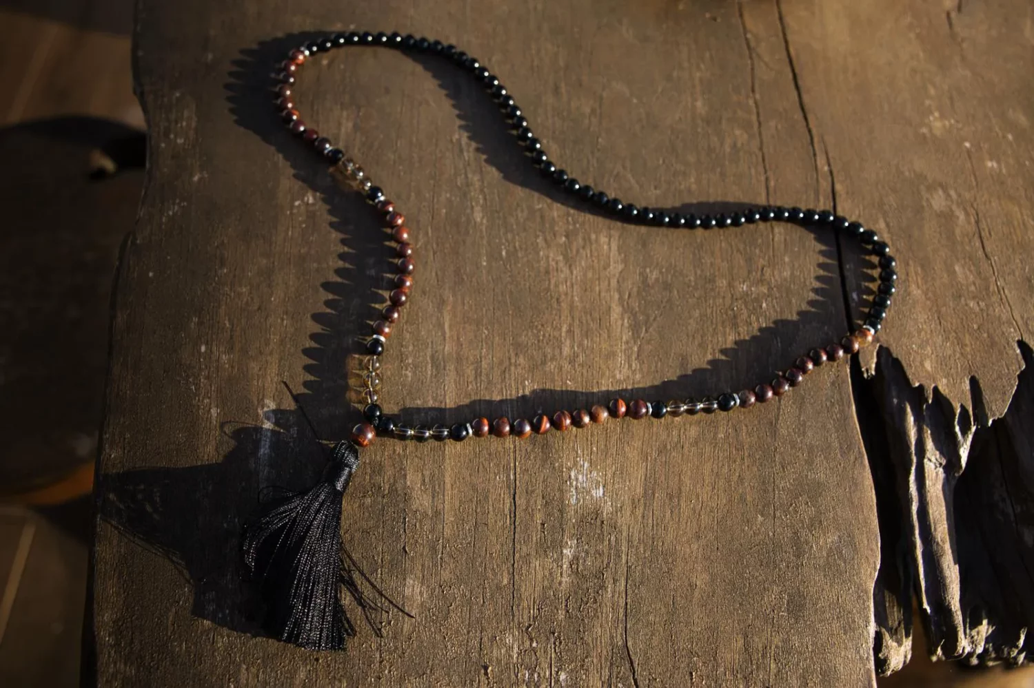 Mala de méditation. œil de tigre rouge & onyx noire